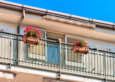 Agerola çiçeklerle evin balkon