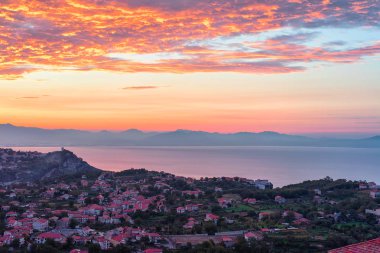 Agerola yukarıda gündoğumu