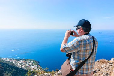 Yol of Gods tiren Denizi'nde fotoğrafını çekmek adam