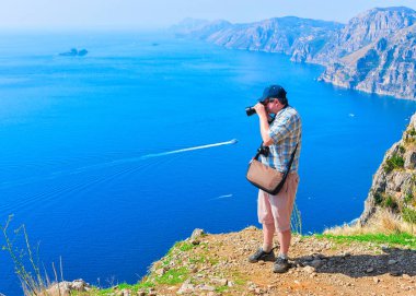 Tiren Denizi üzerinde yol of Gods fotoğrafını çekmek adam