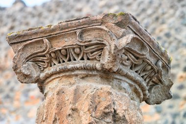 Antik kentin Pompeii sütununda kalıntıları