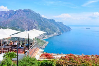 Açık hava sokak Restoran şemsiyelerle Ravello Köyü