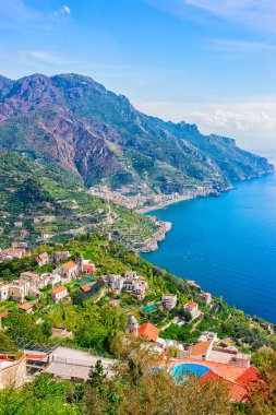 Dağlar ve Tiren Denizi ile sahne Ravello Köyü