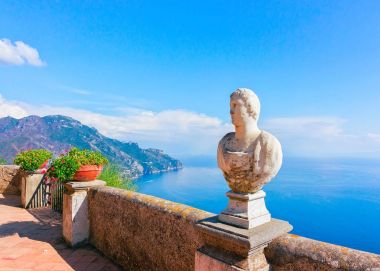 Teras Ravello Köyü, çiçekli heykel