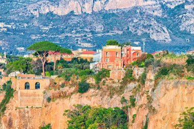 Sorrento dağlarda evlerde