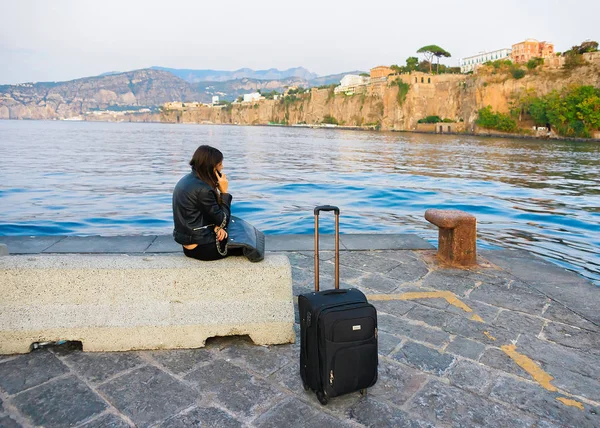 Женщина разговаривает по мобильному телефону с багажом Marina Grande Sorrento — стоковое фото