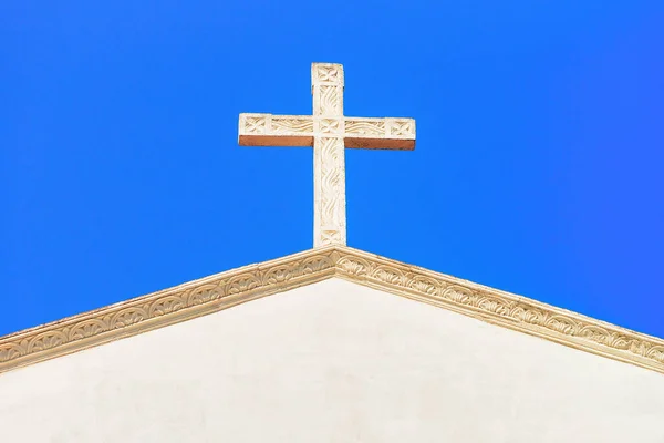 Хрест на St Матвія церкви в місті Agerola — стокове фото