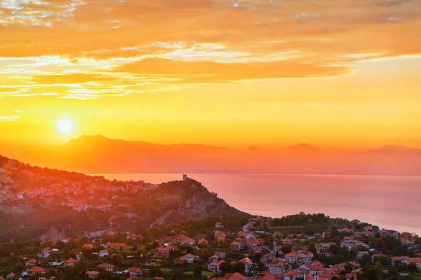 Nascer do sol acima da aldeia de Agerola — Fotografia de Stock