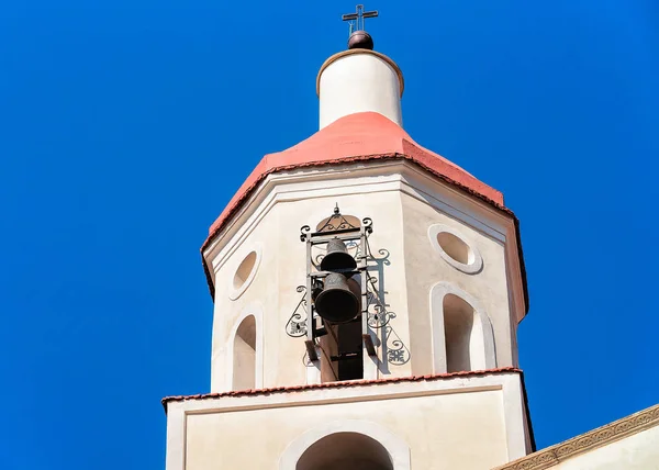 Дзвіницею St Матвія церкви в місті Agerola — стокове фото