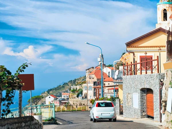 Carro na estrada em Agerola na costa de Amalfi — Fotografia de Stock