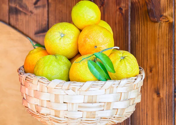 Korb mit frischen Orangenfrüchten an der Amalfiküste — Stockfoto