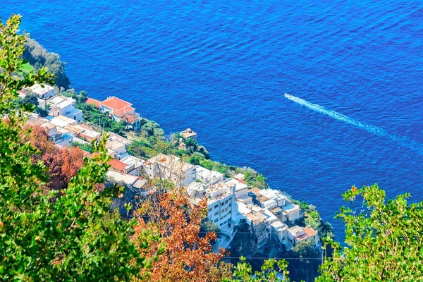 Vista dal Sentiero degli Dei su Praiano con mare Tirreno — Foto Stock