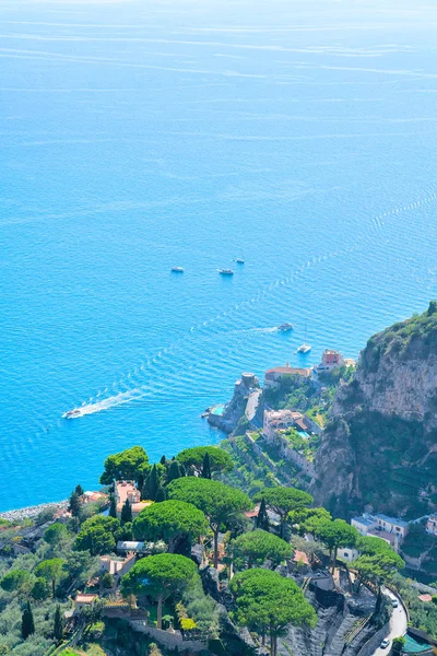 Paisaje con costa rocosa y mar Tirreno en Ravello pueblo — Foto de Stock