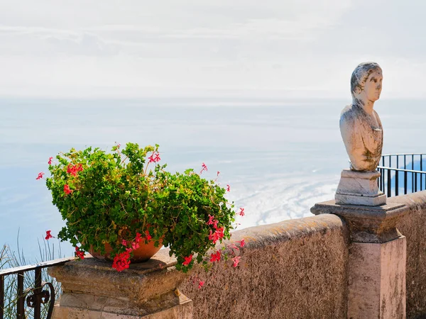 Skulptur und Blumen auf der Terrasse im Dorf Ravello — Stockfoto