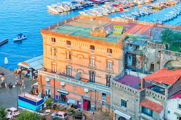 Paisaje urbano de Marina Grande con casas y puerto en Sorrento —  Fotos de Stock