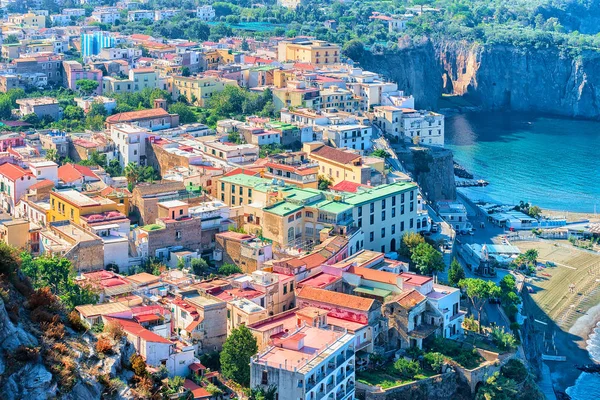 Paisaje urbano de Marina Grande con casas y puerto en Sorrento —  Fotos de Stock