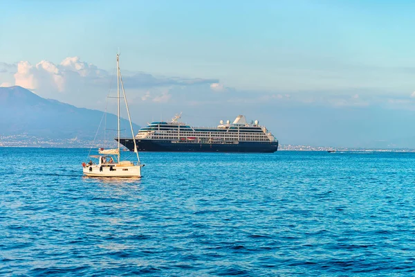 Cruise gemi ve tekne Sorrento Marina Grande limanında — Stok fotoğraf