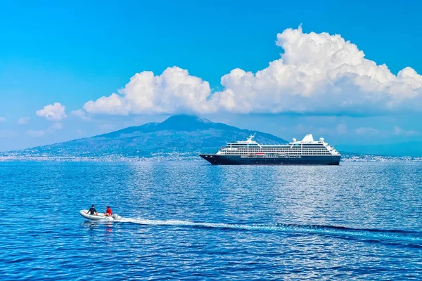 Cruise gemi ve tekne Marina Grande Port Sorrento — Stok fotoğraf