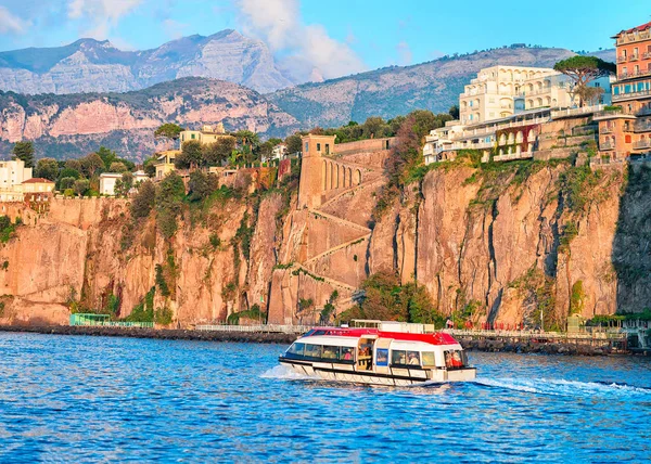 Excursie schip in de haven van Marina Grande in Sorrento — Stockfoto