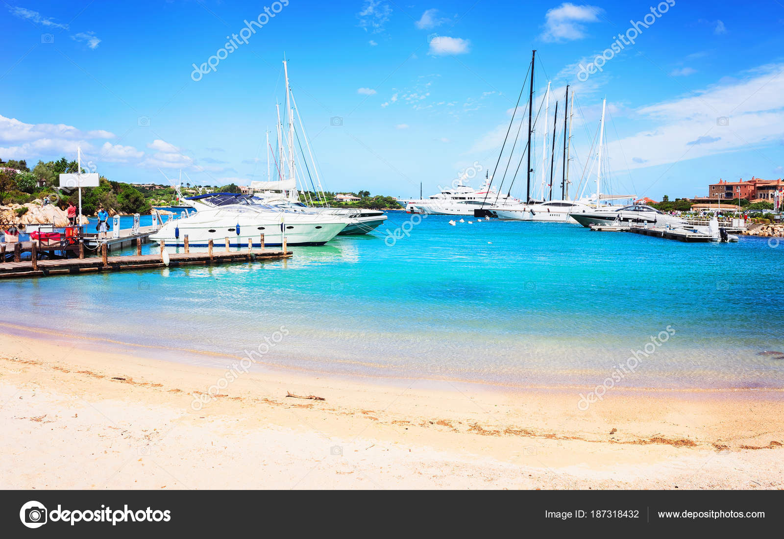 Plage Et Luxueux Yachts Au Port De Plaisance De Porto Cervo