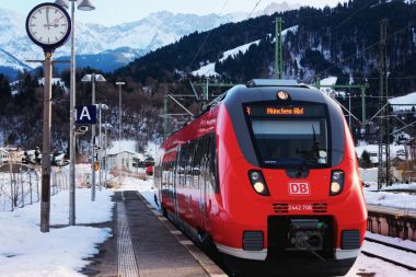 Parlak kırmızı treni durdurdular Garmisch Partenkirchen tren istasyonunda Almanya