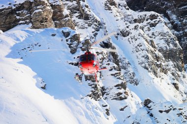 Kırmızı helikopter İsviçre Alp dağ Mannlichen kış uçan