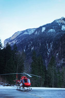 İsviçre Alpleri heliport kış Gsteigwiler kırmızı helikopter