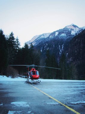 Gsteigwiler kışın Swiss Alpine heliport, kırmızı helikopter