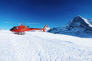 Kırmızı helikopter İsviçre Alp dağ Mannlichen kışın