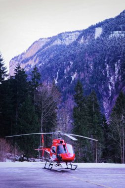 İsviçre Alpleri heliport kış Gsteigwiler, kırmızı helikopter