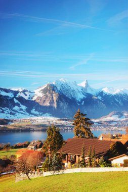 İsviçre Alpleri dağlar ve Thun Gölü ile Sigrilwil Köyü