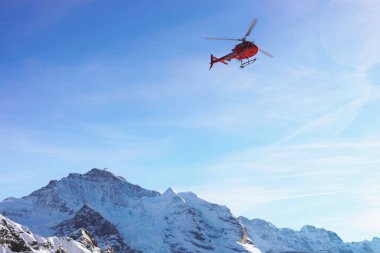 İsviçre Alpleri Mountain Mannlichen winte uçan kırmızı helikopter