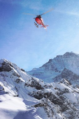 İsviçre Alp dağ Mannlichen uçan kırmızı helikopter içinde 