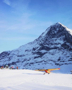 Uçak İsviçre Alp dağ Mannlichen kışın
