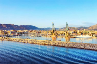 Sunrise Bizanslılar deniz ve liman Palermo eski şehirde