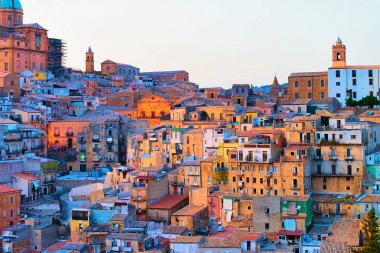 Piazza Armerina Katedrali ve eski şehir Sicilya akşam