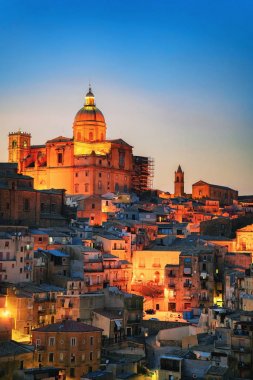 Piazza Armerina Kilisesi ve eski şehir ile geç akşam