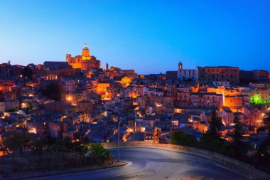 Piazza Armerina kilise ve onun eski şehir ile geç akşam