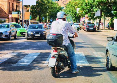 Palermo yolda scooter ile sokak görünümü