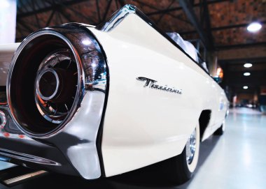 Kuyruk beyaz Retro araba Pontiac Thenderbird ışığında