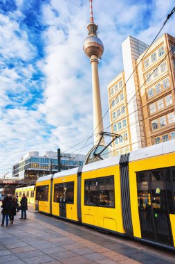 Tramvay ile televizyon kulesi de Berlin Alexanderplatz üzerinde çalışan