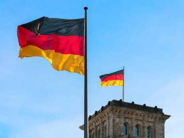 Berlin'de Alman bayrakları ile bina Reichstag