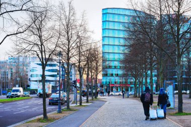 Berlin sokakta Bagaj çanta grubu