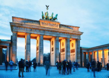 Berlin Brandenburg Kapısı insanlara akşam