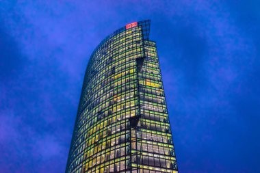 DB gökdelen Potsdamer Platz de Berlin akşam