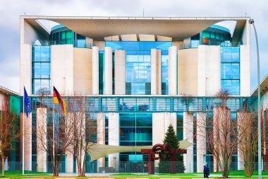 AB ve Alman bayrakları Berlin Mit içinde bina Bundeskanzleramt