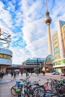 Alexanderpla üzerinde bisiklet Urania dünya saati ve televizyon kulesi