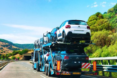 Autotransporter yolda Nuoro Sardunya