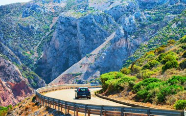 Buggerru Carbonia Iglesias Sardunya, yolda araba