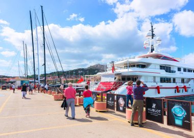 Dolgu üzerinde insanlarla Porto Cervo Sardunya, yatlar